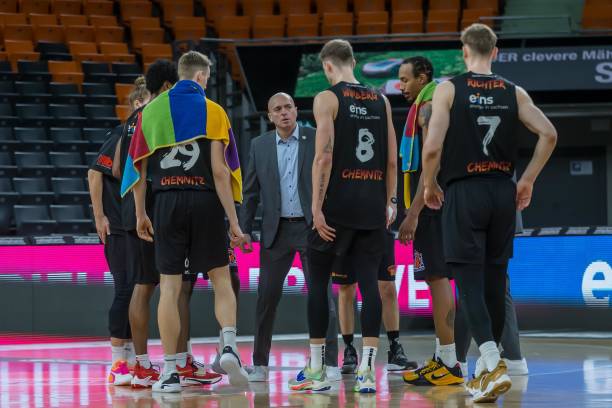 都围绕他展 都围绕他展